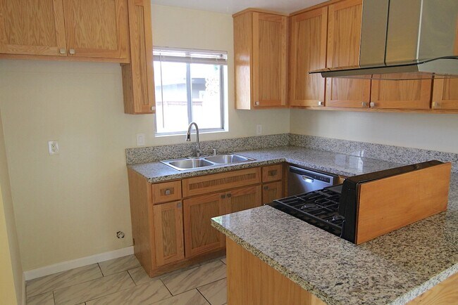 Foto del edificio - 18507 Burin Ave