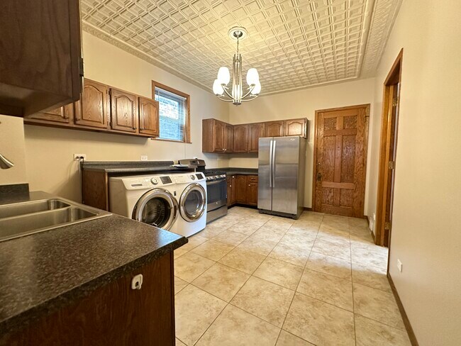 Building Photo - 3318 S Lowe Ave