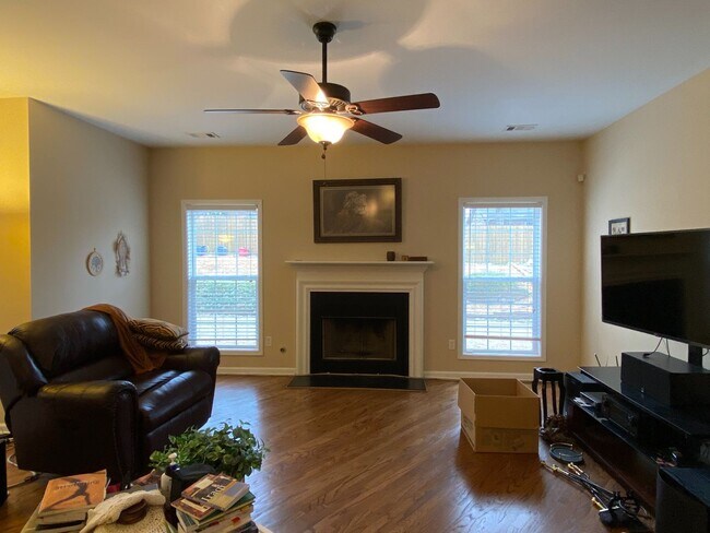 Building Photo - Beautiful and well maintained 4 Bedroom, 3...