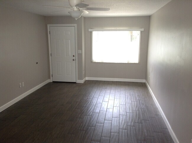 Building Photo - 2 Bedroom/2 Bathroom Triplex with Large Fe...