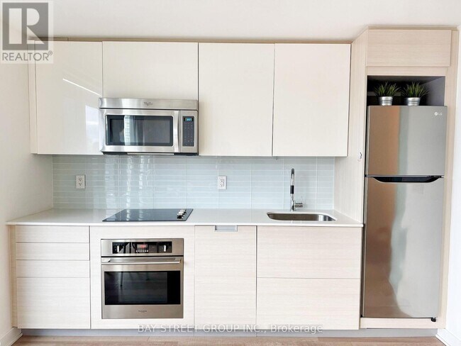 Building Photo - 210 Simcoe St