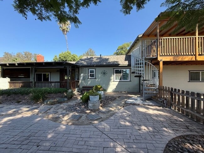 Foto del edificio - Country Living Close to Everything!