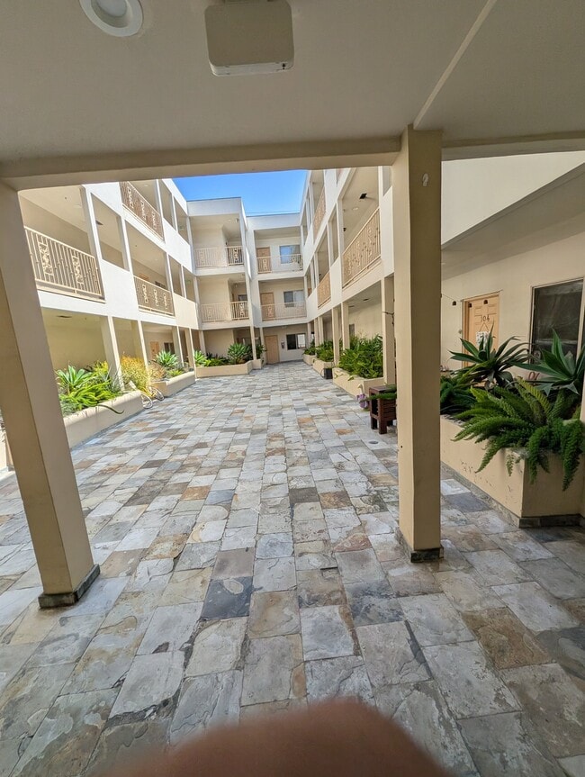Building Photo - 10849 Fruitland Dr