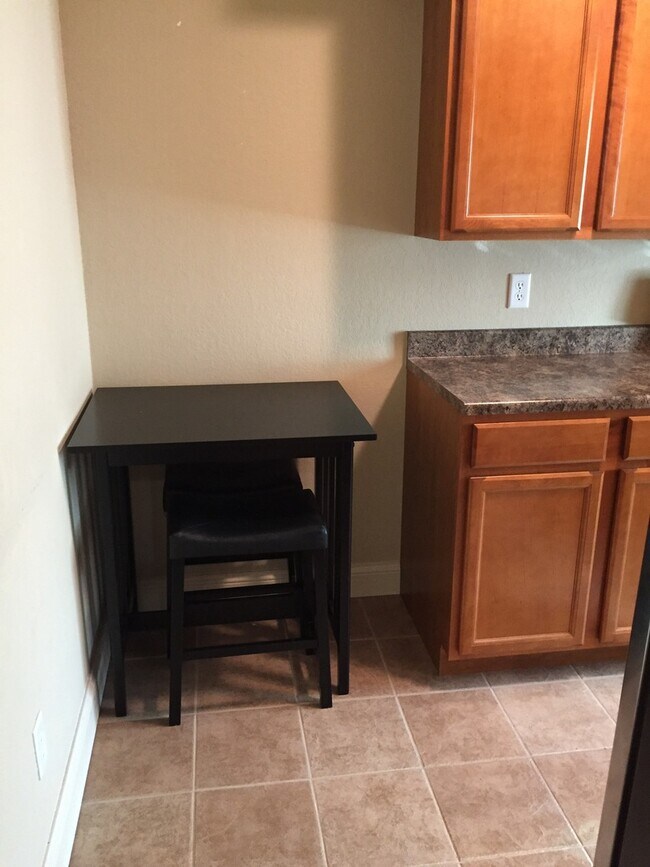 Foto del edificio - Amazing Renovated 1 Bedroom Condo in University Heights
