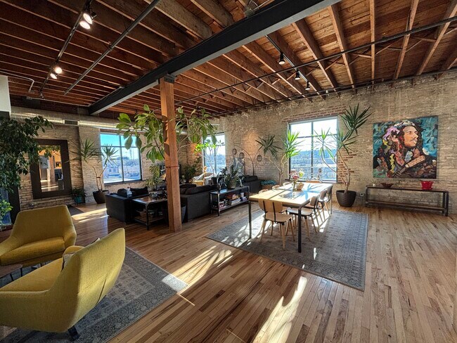 Área de estar - 319 SW 5th St