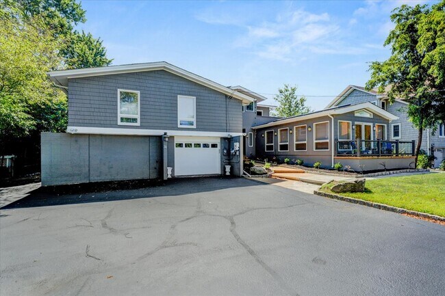 Building Photo - 74 Seneca Pl