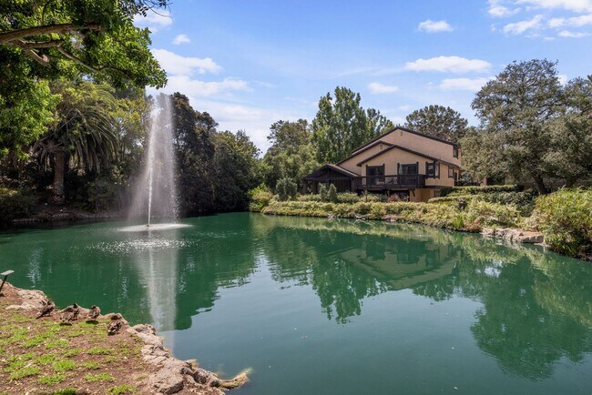 Foto del edificio - Resort-Style 2-Bed, 2-Bath Condo with Lake...