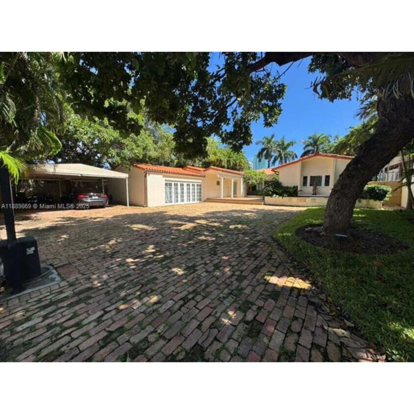 Foto principal - 6015 Pine Tree Dr