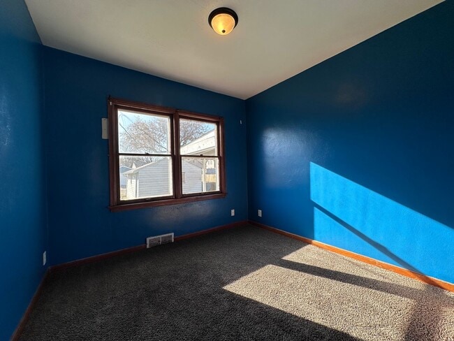 Building Photo - 3 bedroom house $850