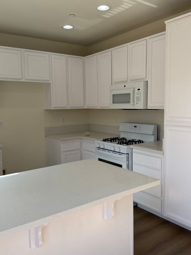 Building Photo - Fully Renovated and Move-In Ready