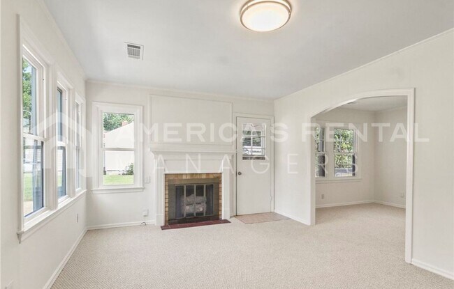 Foto del edificio - DEPOSIT PENDING! Renovated Home just MINUT...