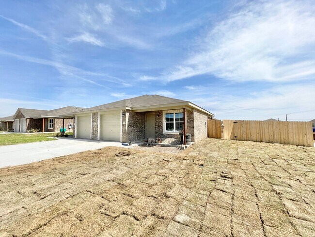 Building Photo - 1821 Castroville Trl