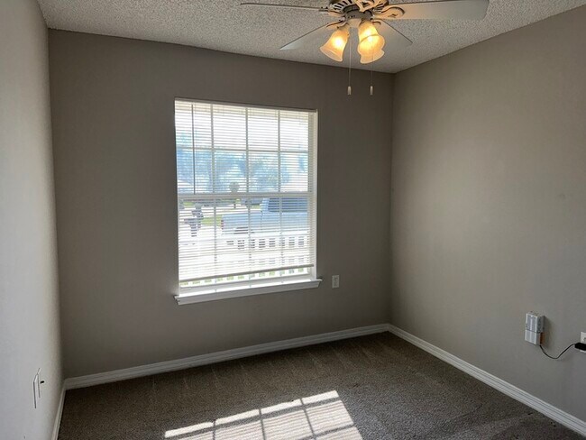 Building Photo - Cute 2/2 with garage and a nice size Flori...