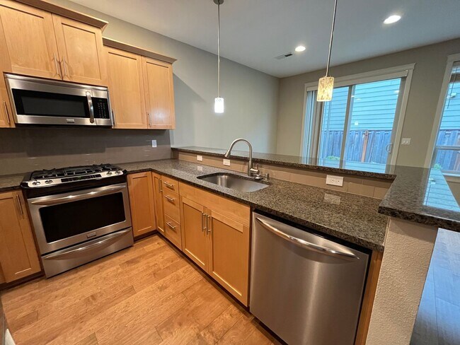 Foto del edificio - Beautiful 3 Bedroom x 2.5 Bath Home w/Loft...