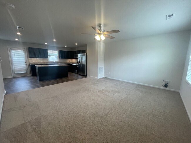 Building Photo - 4 Bedroom 2 1/2 Bath