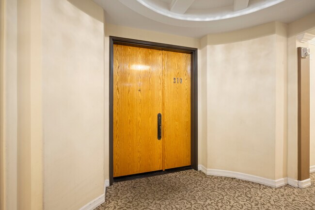 Building Photo - 414 E Valencia Ave