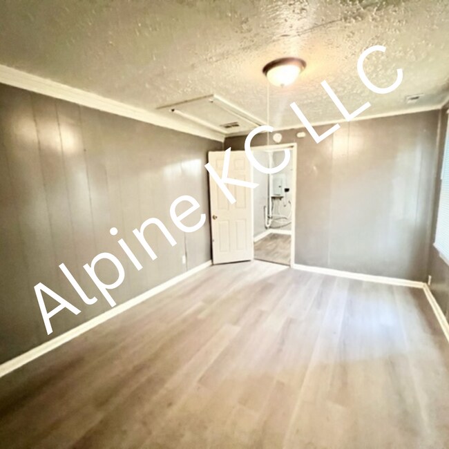 Building Photo - 4017 E 55th St