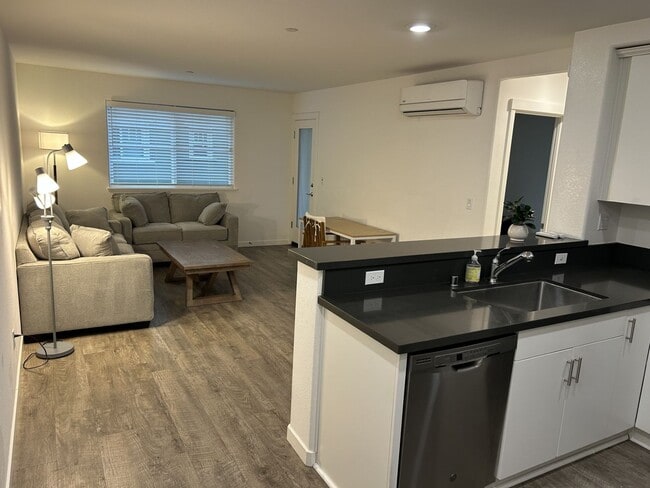 Foto del edificio - Well-Kept 1 Bedroom, 1 Bath Condo in East Petaluma