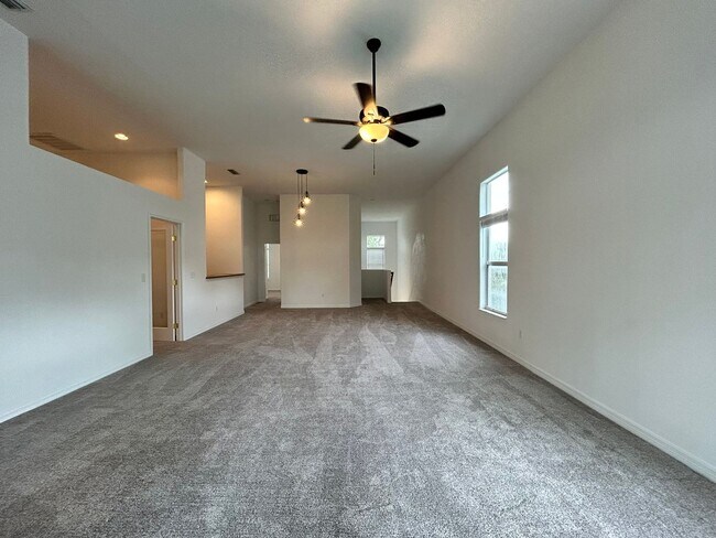Building Photo - 3 Bedroom, 2 Bath with Private Balcony off...