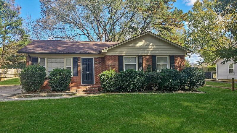 Foto principal - 5802 Hillcrest Cir