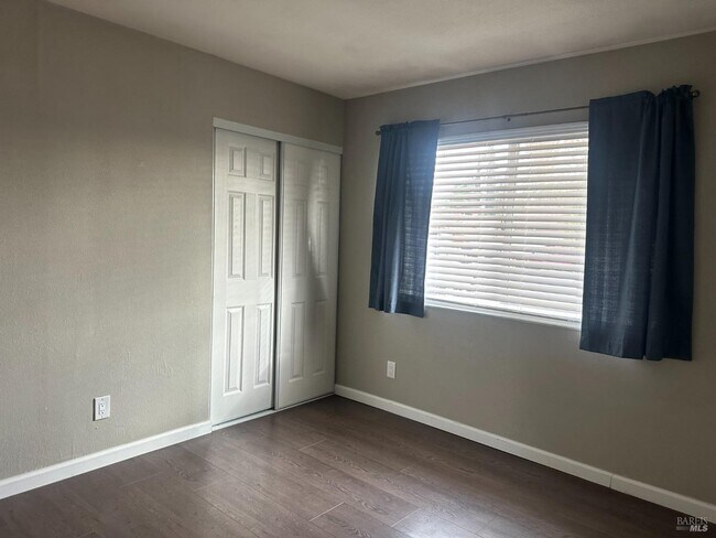 Foto del edificio - 766 Meadowlark Dr