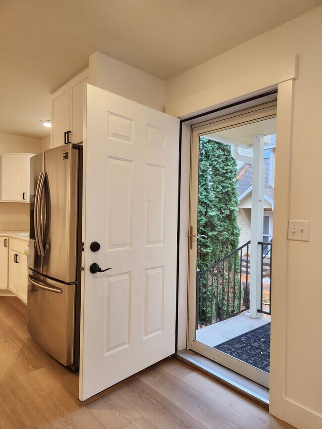 Building Photo - Beautiful Two Bedroom Townhouse Near the R...