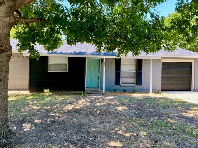 Foto del edificio - Beautifully remodeled home located on spacious corner lot