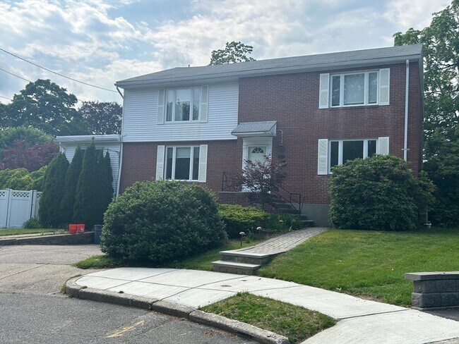 Building Photo - 15 Glazer Rd