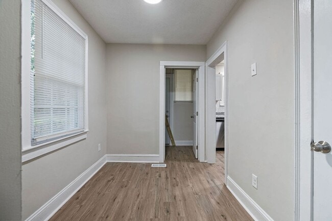 Building Photo - 207 Windsor Dr