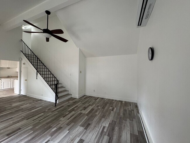 Building Photo - 2 bedroom 1.5 bathroom with large garage i...
