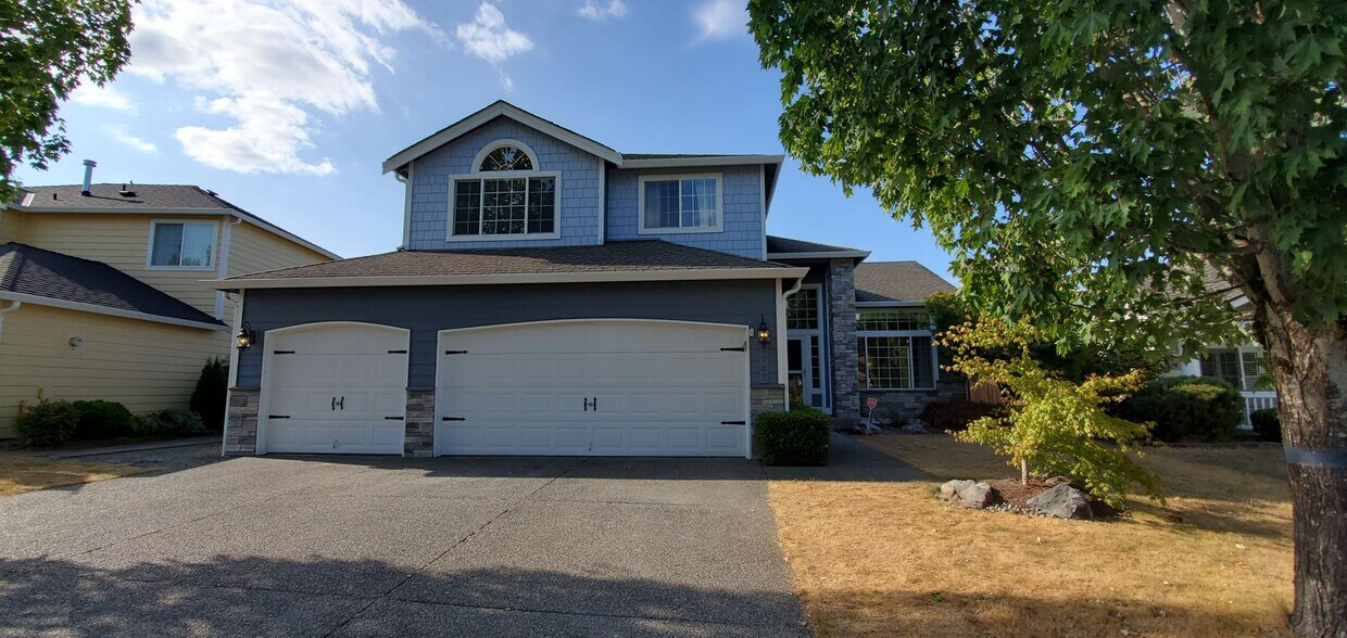Primary Photo - Lakeland Hills 4 bed 3 bath Beauty for Rent.