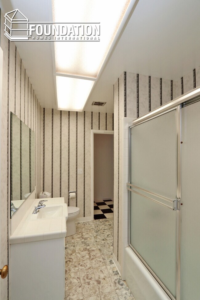 Building Photo - Spacious 3 bed in flats of Kentfield w/poo...