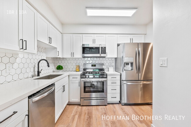 Building Photo - 821 3rd St