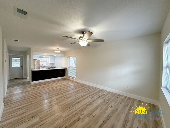 Building Photo - Fully renovated unit with beautiful features!
