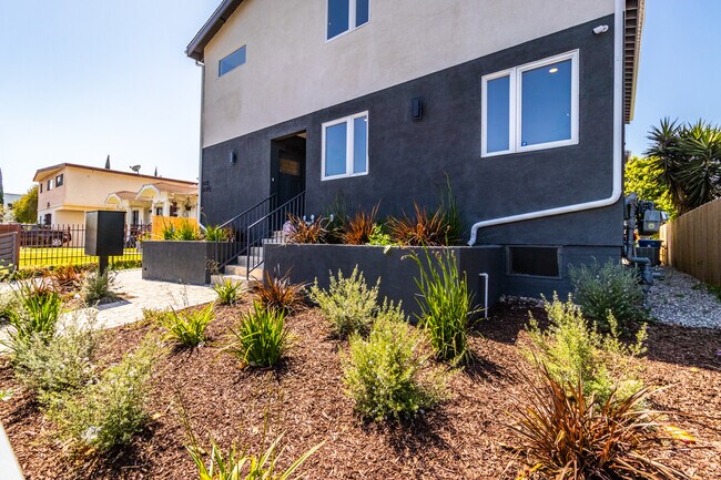 Building Photo - 1737 S Longwood Ave