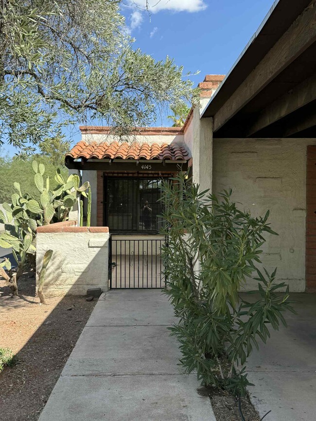 Building Photo - 4145 N Via Villas