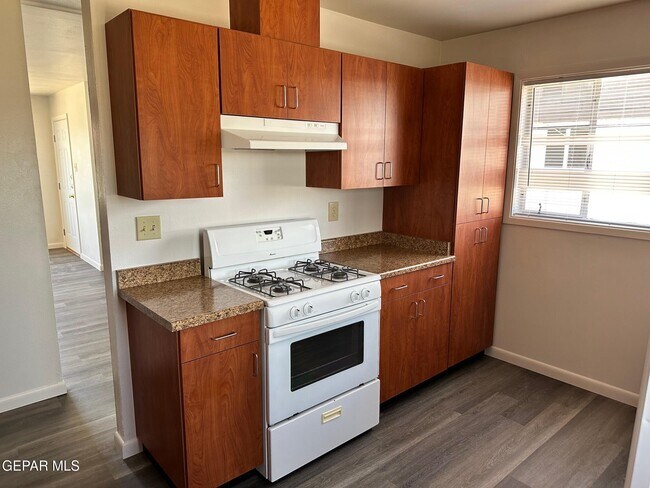 Foto del edificio - 4921 Mcgregor Dr