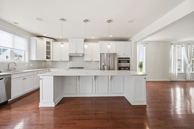Building Photo - Spacious 4-Bedroom, Gourmet Kitchen & Finished Basement