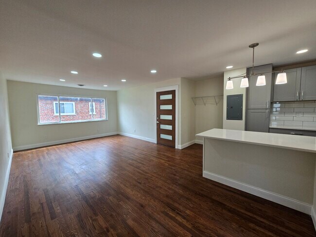 Foto del edificio - 6305 Englewood Ave
