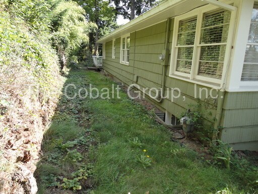 Building Photo - 5840 SW Cheltenham Dr