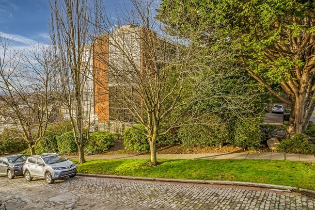Building Photo - Location is key to this 2 bedroom with a v...