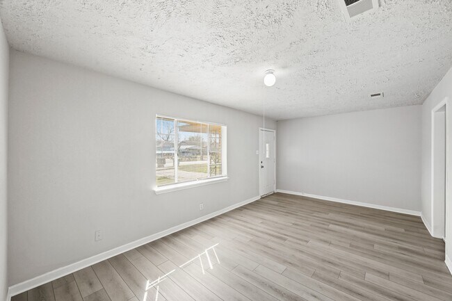 Foto del edificio - 8829 Woodlyn Rd
