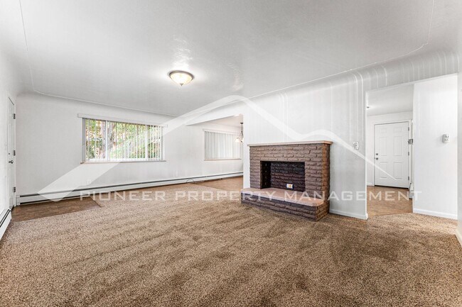 Building Photo - Charming Unit with Washer/Dryer and Swamp ...