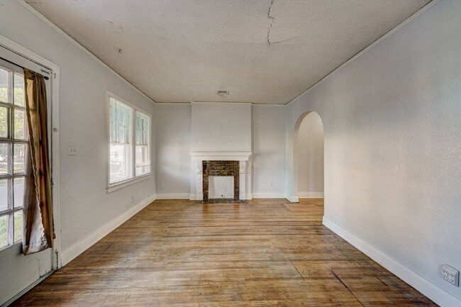 Building Photo - Beautiful half duplex available September in the Pearl District!
