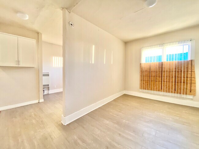Building Photo - 2906 S San Pedro St