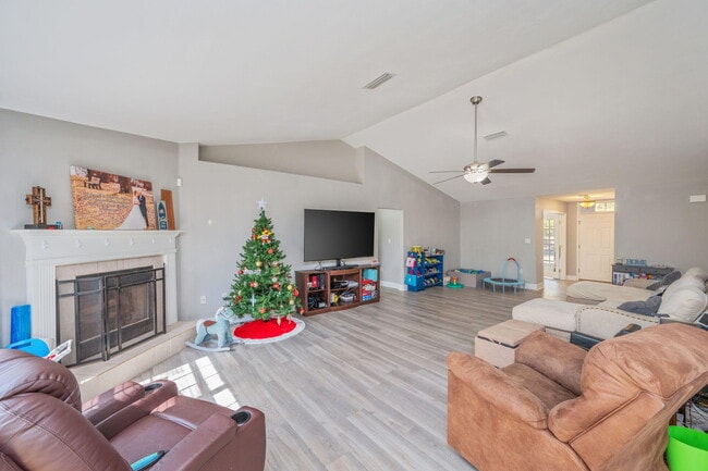 Building Photo - 6100 Saddle Horse Ln