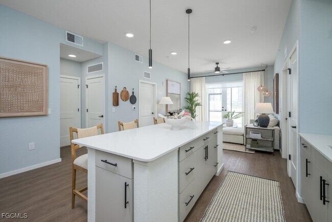 Building Photo - 8552 Collier Blvd