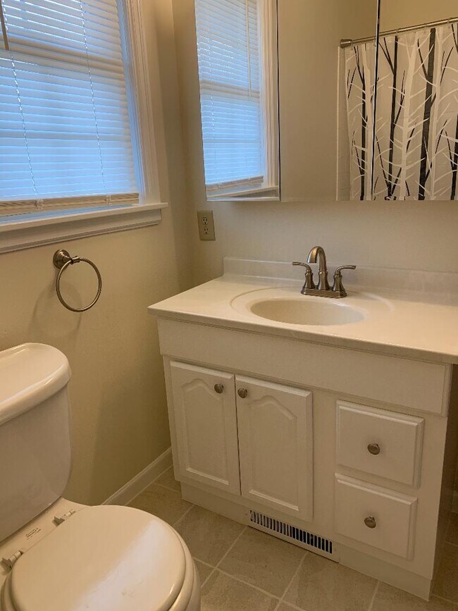 Baño - 109 E Chestnut St