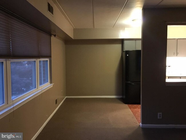 Building Photo - 650 Country Ln