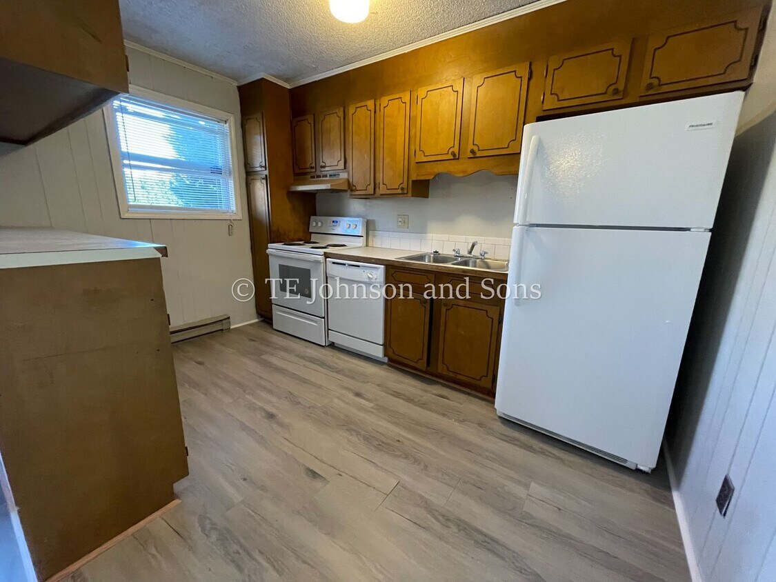 Primary Photo - 2550 Green Oaks Ct SE